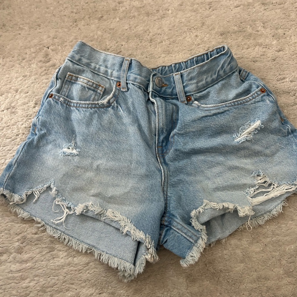 2000’s light wash distressed denim mini shorts